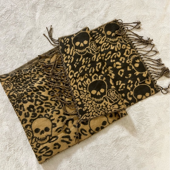 Skull & Rose Print Scarf - Picture 4 of 4